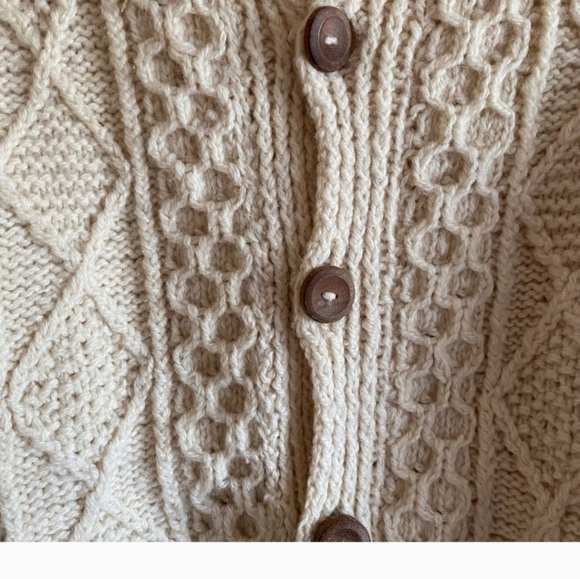 Hand knitted Aran Cardigan.....%100 wool. - Picture 6 of 11